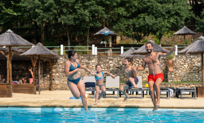 Piscine familial camping la Clémentine