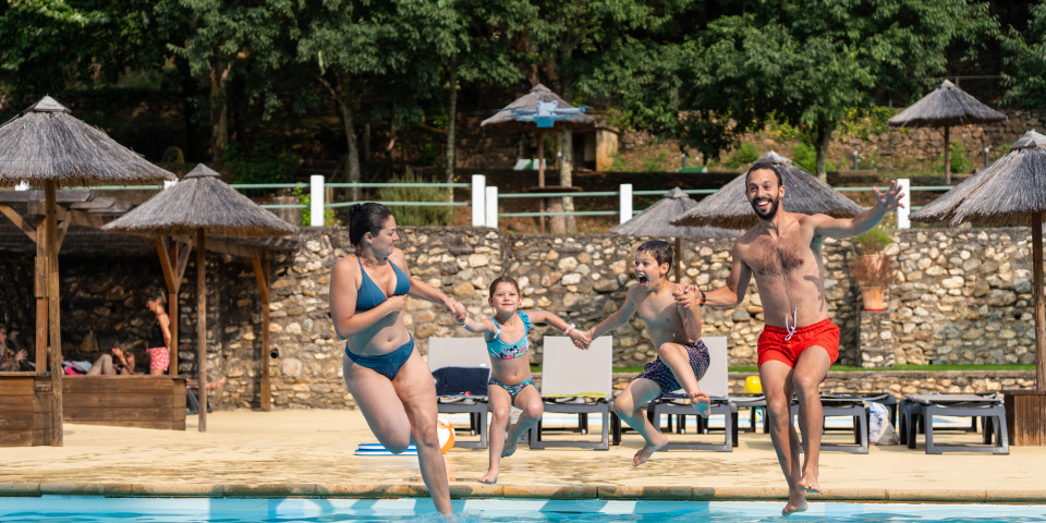 Piscine familial camping la Clémentine